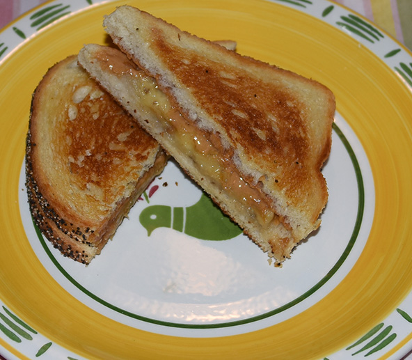 Banan og peanøtt toastie med te ½ Banan 1 ss Peanøttsmør 2 skiver Brød (lyst) 1 ss Smør 1 Smør en brødskive med peanøttsmør 2 Mos ½ banan på den andre brødskiva 3 Legg brødskivene sammen 4 Smør brødskivene på yttersiden 5 Stekes middels varme til gylden, Snu og stek den andre siden 6 Serveres varm eller lunken