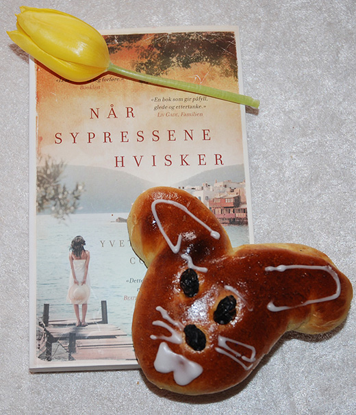 Corporon, Yvette Manessis (2015), «Når sypressene hvisker». Cappelen DAMM