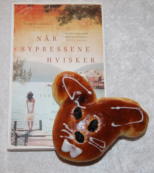 Corporon, Yvette Manessis (2015), «Når sypressene hvisker». Cappelen DAMM