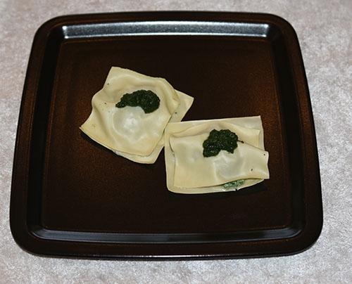 Åpen ravioli med spinat og ricotta Ingredienser 2 ss Smør 1 Løk (liten, finhakket) 100 g Spinat (fersk) 250 g Ricotta Salt, pepper ½ porsjon Pasta 100 g Spinat (tint) 2 dl Grønnsakkraft 2 ss Fløte