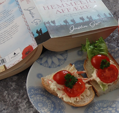 Go, Justin Gakuto (2016), En hemmelig affære. Gyldendal og brød med semulegryn