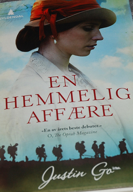 Go, Justin Gakuto (2016), En hemmelig affære. Gyldendal