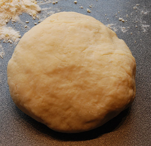 Åpen ravioli med spinat og ricotta Ingredienser 2 ss Smør 1 Løk (liten, finhakket) 100 g Spinat (fersk) 250 g Ricotta Salt, pepper ½ porsjon Pasta 100 g Spinat (tint) 2 dl Grønnsakkraft 2 ss Fløte