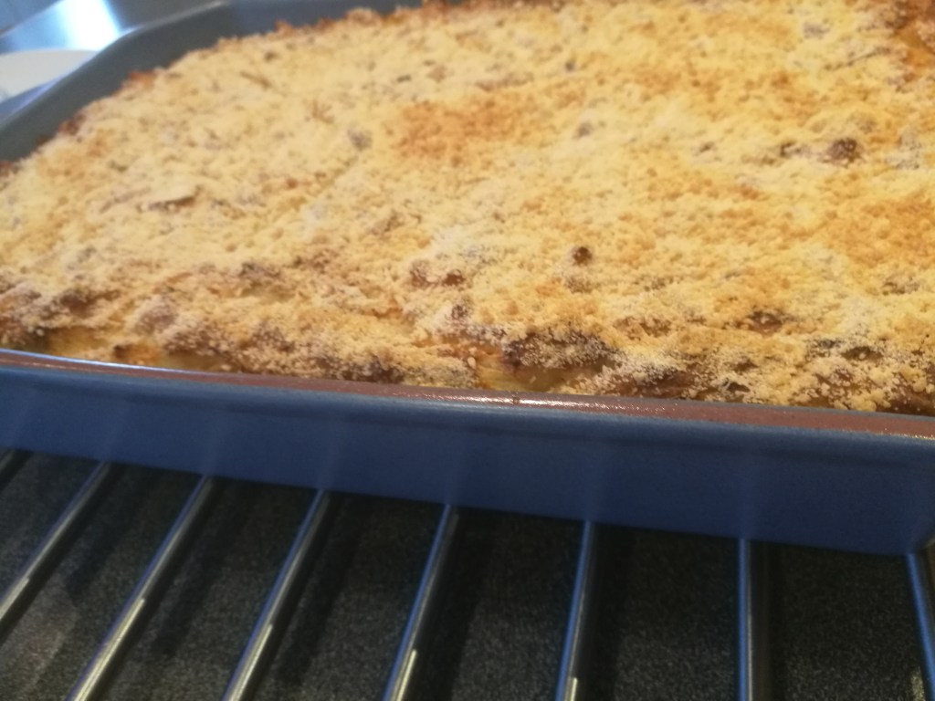 Fiskegrateng: 400 - 500 g Fisk (hvit) 1 Laurbærblad 150 g Makaroni (eller mer) 4 -5 ss Hvetemel 6 dl Melk 1 Buljongterning (fisk eller grønnsak) Salt, pepper 2 Egg (skilte) Strøbrød 2 ss Smør 1 Buljongterning 5 ss Vann fra fisken