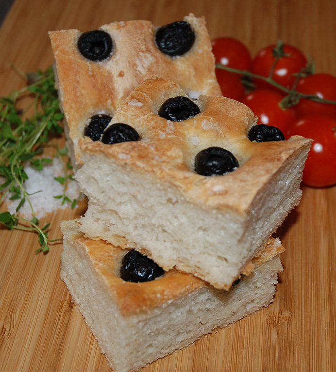 1 ½ l Hvetemel (900g) 1 pk Gjær 7 ½ dl Vann (fingervarmt) 1 ts Salt 1-2 ts Sukker 3 ss Olivenolje Flaksalt, oliven, olivenolje