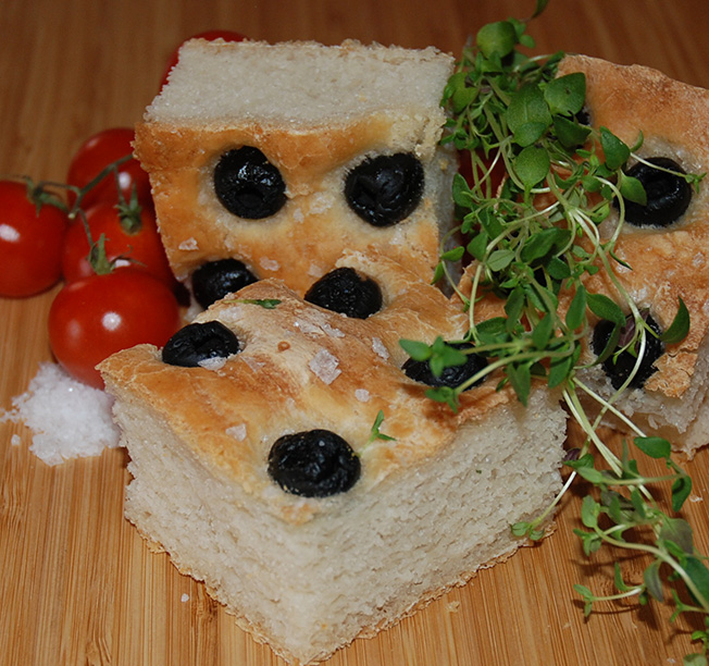 1 ½ l Hvetemel (900g) 1 pk Gjær 7 ½ dl Vann (fingervarmt) 1 ts Salt 1-2 ts Sukker 3 ss Olivenolje Flaksalt, oliven, olivenolje