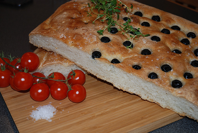 1 ½ l Hvetemel (900g) 1 pk Gjær 7 ½ dl Vann (fingervarmt) 1 ts Salt 1-2 ts Sukker 3 ss Olivenolje Flaksalt, oliven, olivenolje