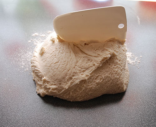 Frokostrundstykker Ingredienser: 8 dl Hvetemel (jeg brukte nesten 10) 50 g Smør 1 pk Gjær 1 ts Sukker 1 ts Salt 2 dl Vann 2 dl Melk Egg, Valmuefrø