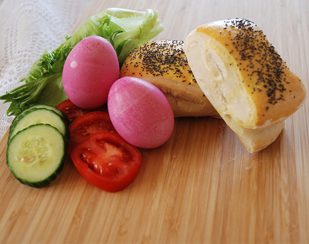 Frokostrundstykker Ingredienser: 8 dl Hvetemel (jeg brukte nesten 10) 50 g Smør 1 pk Gjær 1 ts Sukker 1 ts Salt 2 dl Vann 2 dl Melk Egg, Valmuefrø