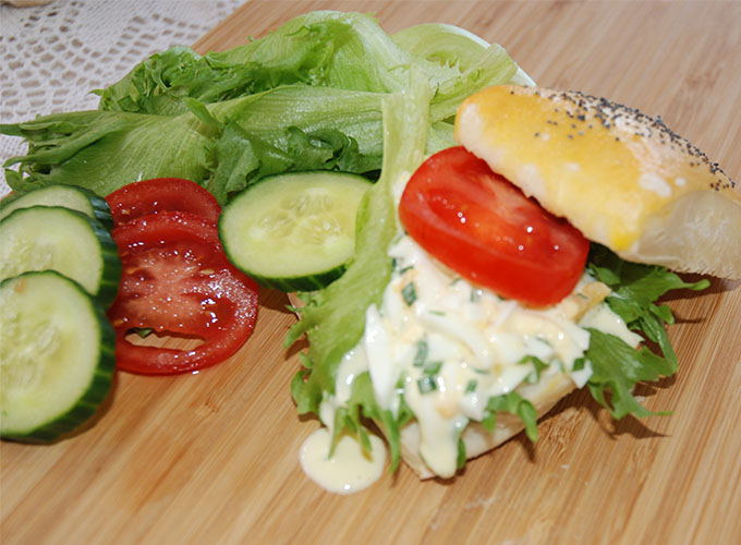 Frokostrundstykker Ingredienser: 8 dl 	Hvetemel  (jeg brukte nesten 10)  50 g 	Smør 1 pk 	Gjær  1 ts 	Sukker 1 ts 	Salt  2 dl 	Vann 2 dl	Melk   	     	Egg, Valmuefrø 