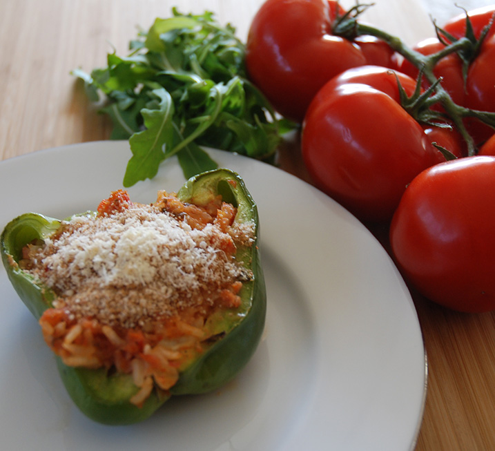 3 Paprika Ris (kokt) 1 ss Olje (oliven) ½ Løk (hakket) 1 Gulrot (hakket) 1 stilk Stangselleri (hakket) 1 fedd Hvitløk ¼ Chili (rød) 1 bx Tomater (hakket) 1 ss Persille (hakket) ½ ts Sukker 3 dl Grønnsakkraft ¼ ts Pepper 1 Mozzarella (raspet) 2 ss Brødrasp 2 ss Parmesan (raspet) Salt, pepper