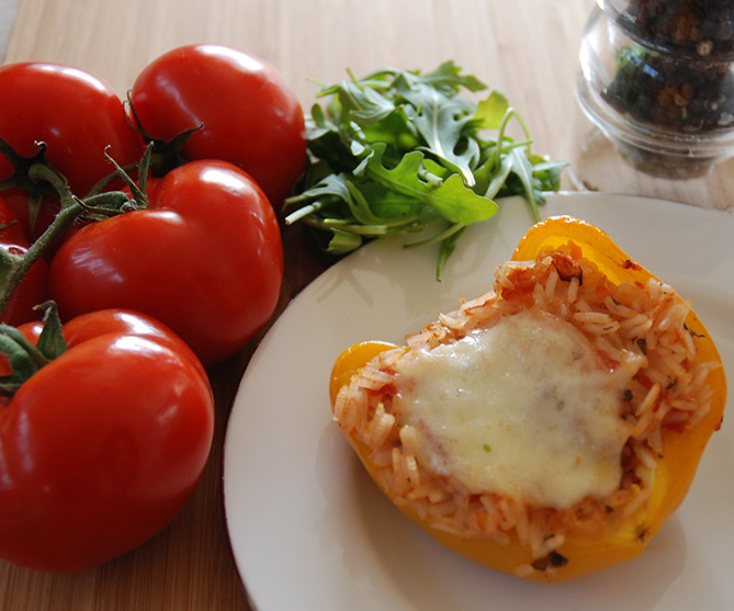 3 Paprika Ris (kokt) 1 ss Olje (oliven) ½ Løk (hakket) 1 Gulrot (hakket) 1 stilk Stangselleri (hakket) 1 fedd Hvitløk ¼ Chili (rød) 1 bx Tomater (hakket) 1 ss Persille (hakket) ½ ts Sukker 3 dl Grønnsakkraft ¼ ts Pepper 1 Mozzarella (raspet) 2 ss Brødrasp 2 ss Parmesan (raspet) Salt, pepper