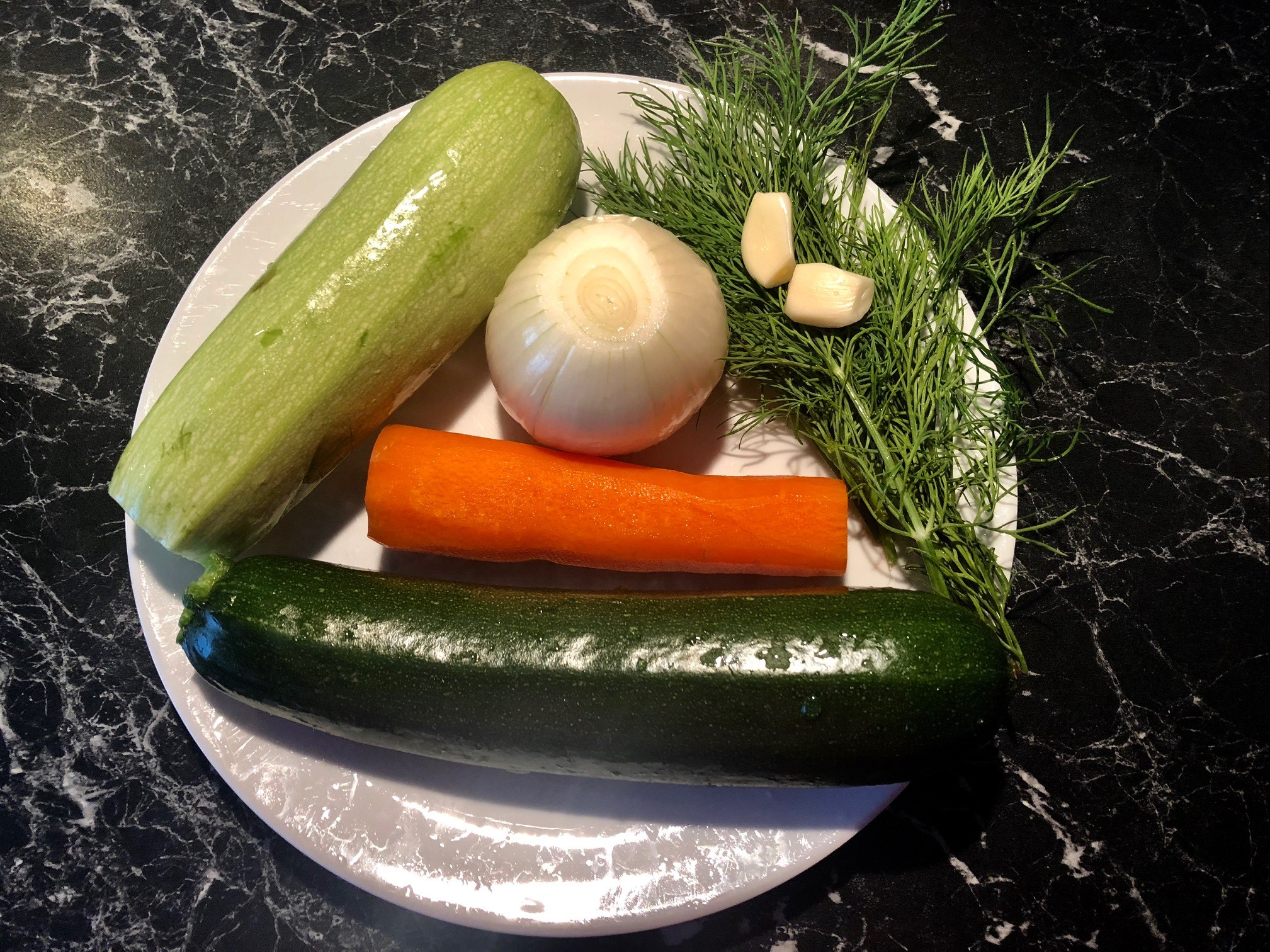 Lun squash salat Ingredienser 2-3 Squash (grønne eller hvite) 2 Gulrøtter 1- 2 Løk 1 -2 fedd Hvitløk (presset) 1 bunt Dill 1 boks Rømme 2 ss Tomatpure (eller ketchup) 3 ss Olje Salt og pepper