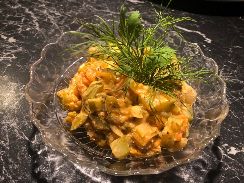 Lun squash salat Ingredienser 2-3 Squash (grønne eller hvite) 2 Gulrøtter 1- 2 Løk 1 -2 fedd Hvitløk (presset) 1 bunt Dill 1 boks Rømme 2 ss Tomatpure (eller ketchup) 3 ss Olje Salt og pepper