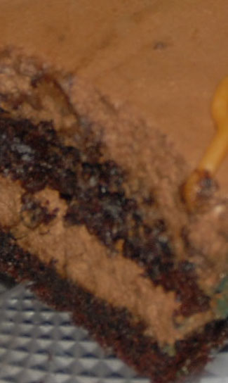 Krusselue 2019: sjokoladekake med sjokolademousse Ingredienser – Kakebunnen: 2 dl Hvetemel 2¼ dl Sukker ¾ dl Kakao 1 ts Natron ½ ts Bakepulver ½ ts Salt ½ dl Olje (vegetabilsk) 1 Egg 1¼ dl Rømme 1 ts Vaniljesukker 1 ¼ dl Kaffe (kald) Marsipan, konditorfarge Lakrissnører Ingredienser – Sjokolademousse: 3 plater Gelatin 150 g Kokesjokolade 4 ss Kaffe (sterk) 3 ss Sukker 2 Egg (delte) 3 dl Kremfløte