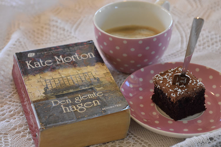 Nå har jeg endelig lest «Den glemte hagen» av Kate Morton, som er utgitt på Schisted forlag i 2011. Boka har nesten 600, men det gikk i en fei. Det må jo bety at boka er både velskrevet, lett lest og fengende. Boka begynner i London, 1913. Ei navnløs lita jente, som benevnes den lille piken, sitter gjemt (på en båt) og venter på noen, som mest sannsynlig ikke kommer. «Det var mørkt der hun satt sammenkrøpet, men den lille piken gjorde som hun var blitt bedt om. Damen hadde sagt hun skulle vente. Det var ikke trygt endå, og de måtte være stille som mus. Det var enn lek, akkurat som gjemsel. … Hun skulle ikke fortelle noe hva hun het. Det var en lek de lekte, hun og damen». Vi følger den Lille piken til Australia, hvor hun blir funnet på kaia, sittende på kofferten sin. Hvem er hun? Det er et mysterium.