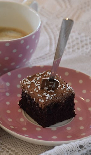 Sjokoladekake etter oppskrift fra Baker brun side 82-83
Ingredienser:
300 g	Smør
3 ½ dl	Vann
6 ss	Kakao
3 	Egg
3 dl	Rømme (lett)
2 ts	Natron
7 dl	Sukker
7 dl	Hvetemel
1 ts	Salt
	GLASUR:
100 g	Smør (romtemprert)
5 dl	Melis
2 ss	Kakaopulver
3 ss	Kaffe
	Kokos
