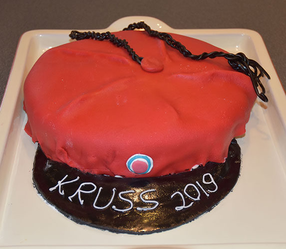 Krusselue 2019: sjokoladekake med sjokolademousse Ingredienser – Kakebunnen: 2 dl Hvetemel 2¼ dl Sukker ¾ dl Kakao 1 ts Natron ½ ts Bakepulver ½ ts Salt ½ dl Olje (vegetabilsk) 1 Egg 1¼ dl Rømme 1 ts Vaniljesukker 1 ¼ dl Kaffe (kald) Marsipan, konditorfarge Lakrissnører Ingredienser – Sjokolademousse: 3 plater Gelatin 150 g Kokesjokolade 4 ss Kaffe (sterk) 3 ss Sukker 2 Egg (delte) 3 dl Kremfløte