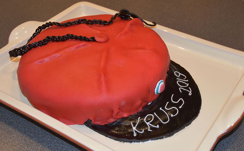 Krusselue 2019: sjokoladekake med sjokolademousse Ingredienser – Kakebunnen: 2 dl Hvetemel 2¼ dl Sukker ¾ dl Kakao 1 ts Natron ½ ts Bakepulver ½ ts Salt ½ dl Olje (vegetabilsk) 1 Egg 1¼ dl Rømme 1 ts Vaniljesukker 1 ¼ dl Kaffe (kald) Marsipan, konditorfarge Lakrissnører Ingredienser – Sjokolademousse: 3 plater Gelatin 150 g Kokesjokolade 4 ss Kaffe (sterk) 3 ss Sukker 2 Egg (delte) 3 dl Kremfløte