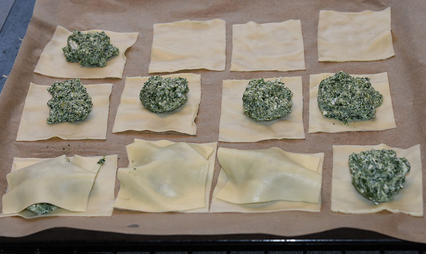 Åpen ravioli med spinat og ricotta Ingredienser 2 ss Smør 1 Løk (liten, finhakket) 100 g Spinat (fersk) 250 g Ricotta Salt, pepper ½ porsjon Pasta 100 g Spinat (tint) 2 dl Grønnsakkraft 2 ss Fløte