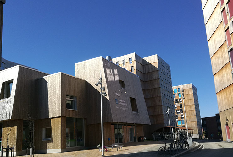 I det strålende været i dag, hadde jeg verdens beste sykkeltur til biblioteket.  Det var strålende sol fra skyfri himmel, snøfrie sykkelstier, men det beste av alt var at nå har jeg sommerdekk på sykkelen, ikke vinterdekk! Så det gikk som en drøm å sykle. Da jeg kom frem til biblioteket , fant jeg ut at det er jammen lenge siden jeg var det sist. For det var ikke noe bibliotek der lengre! Bare tomme lokaler, men et bleknet skilt om at biblioteket har flyttet til nye lokaler - femte desember hadde de flyttet! Da jeg endelig fikk opp google maps og tastet inn den nye adressen, var det bare å sykle noen minutter videre. Det nye biblioteket var lokalisert midt inne i Studentbyen. Det var flotte, moderne, helt nye lokaler med et hyggelig personale. Ikke nok med det, det var kafé der også. Likevel har avstanden til biblioteket blitt mye lengre - og det er jo synd!