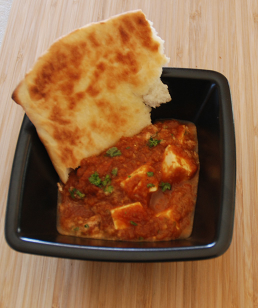 Paneer butter masala med ris og nanbrød 3 ss Smør 300 g Paneer (i firkanter) 1 - 3 Chili (rød) 3 cm Ingefær (fersk) 1 Hvitløk (kinesisk) 1 Laurbærblad 3 Nellikspiker 2 Kardemommekapsler 1 Kanelstang 10 Pepperkorn 1 Løk (hakket) 1 bx Tomater (hermetiske) 2 Tomater (ferske) 1 ts Garam masala ½ ts Gurkemeie ½ -1 ts Kajennepepper 1 ½ ss Ketchup 2 dl Vann 3 ss Fløte Salt