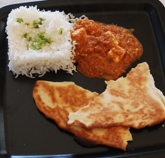 Paneer butter masala med ris og nanbrød 3 ss Smør 300 g Paneer (i firkanter) 1 - 3 Chili (rød) 3 cm Ingefær (fersk) 1 Hvitløk (kinesisk) 1 Laurbærblad 3 Nellikspiker 2 Kardemommekapsler 1 Kanelstang 10 Pepperkorn 1 Løk (hakket) 1 bx Tomater (hermetiske) 2 Tomater (ferske) 1 ts Garam masala ½ ts Gurkemeie ½ -1 ts Kajennepepper 1 ½ ss Ketchup 2 dl Vann 3 ss Fløte Salt