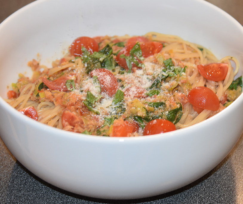 1 ss Olje 1 ss Smør 1 Løk 1 Gulrøtter ¼ Purre 1 fedd Hvitløk ¼ Chili (rød, uten frø) 1 bx Tomater (hermetiske) 4 dl Grønsakskraft (buljong) 1 ss Persille (hakket) 1 ts Paprikapulver 1 dl Melk ½ ts Sukker 400 g Spinat ½ -1 dl Fløte 400-500 g Spagetti 100 g Cherry tomater (delt i 4) Salt, pepper Parmesan (raspet)