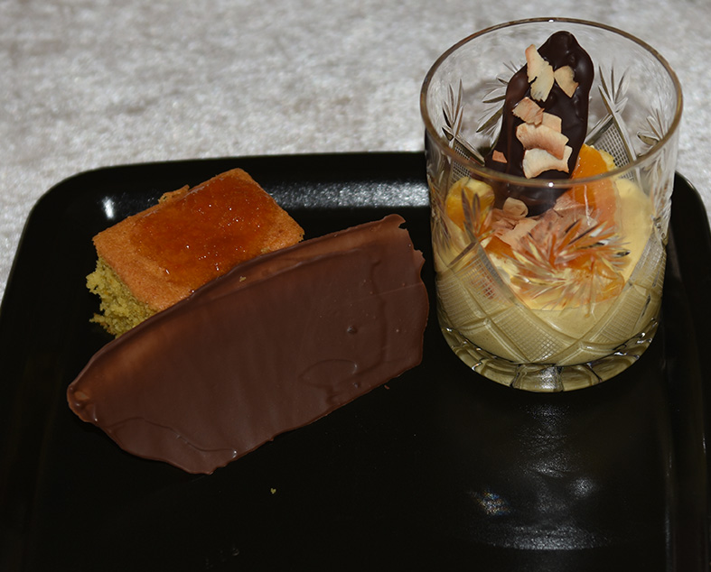 Appelsinkake med semule og kokos 5 Egg 175 g Sukker 160 g Semulegryn 90 g Kokos 3 ts Bakepulver 150 g Hvetemel 1 ts Vaniljeekstrakt (1 ss vaniljesukker) 2 ss Appelsinskall (revet) 250 g Margarin, smeltet og avkjølt i 10 minutter