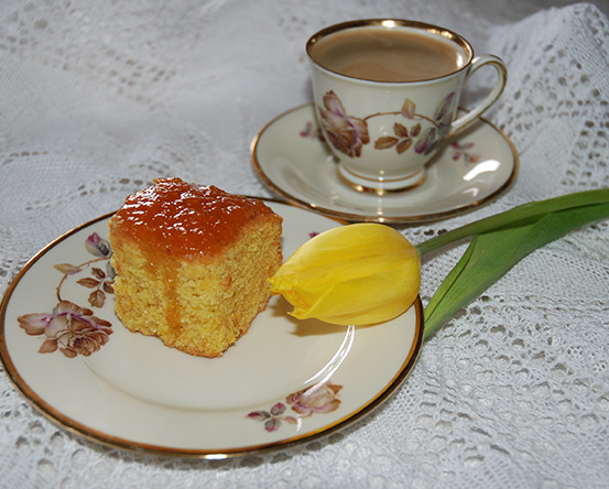 Appelsinkake med semule og kokos 5 Egg 175 g Sukker 160 g Semulegryn 90 g Kokos 3 ts Bakepulver 150 g Hvetemel 1 ts Vaniljeekstrakt (1 ss vaniljesukker) 2 ss Appelsinskall (revet) 250 g Margarin, smeltet og avkjølt i 10 minutter