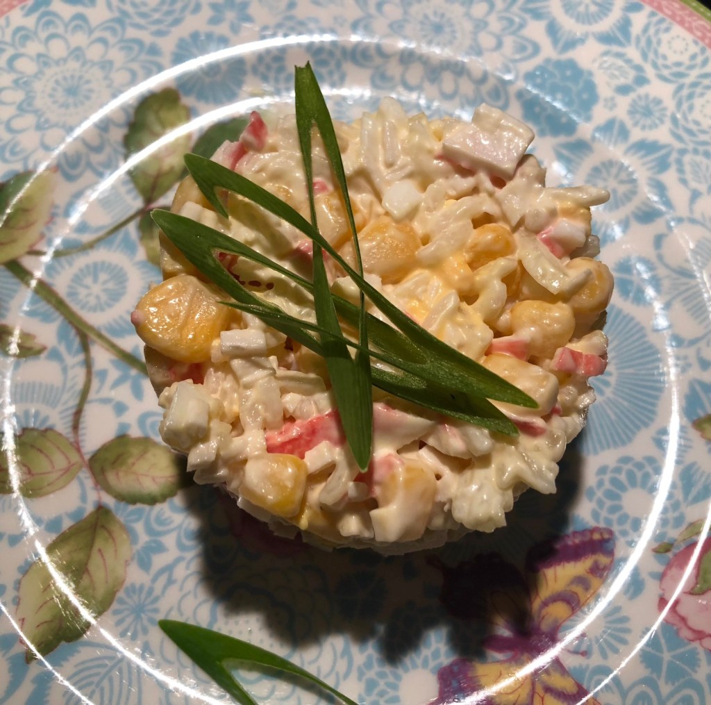 Salat med ris,crabsticks og mais Салат с крабовыми палочками, рисом и кукурузой 200 gr Kokt ris 1 pakke Crabsticks 1 boks Mais 1 Løk 2 -3 Egg (Hardkokte) 3 ss Majones (jeg bruker Hellmanns)