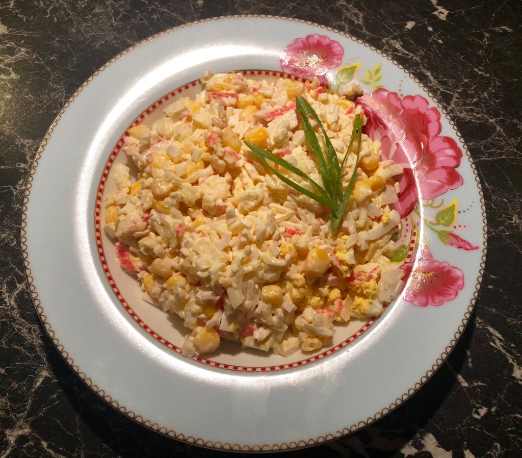 Salat med ris,crabsticks og mais Салат с крабовыми палочками, рисом и кукурузой 200 gr Kokt ris 1 pakke Crabsticks 1 boks Mais 1 Løk 2 -3 Egg (Hardkokte) 3 ss Majones (jeg bruker Hellmanns)