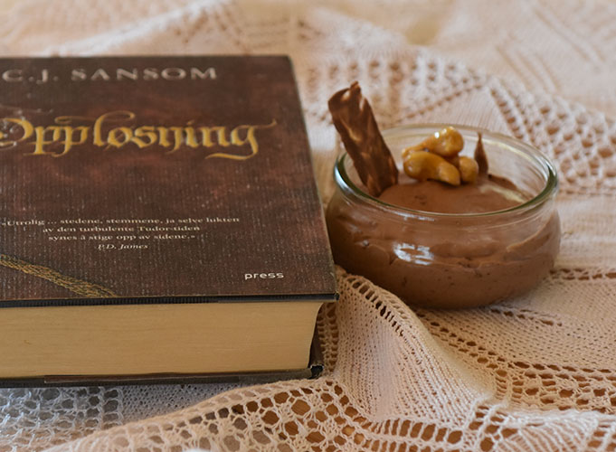 Sansom, CJ (2008) «Oppløsning» Forlaget Press og sjokolademousse Ingredienser: 3 plater Gelatin 150 g Kokesjokolade 4 ss Kaffe (sterk) 3 ss Sukker 2 Egg (delte) 3 dl Kremfløte