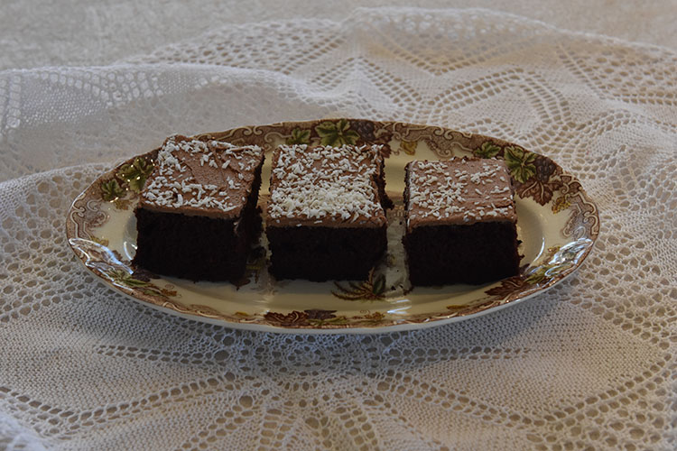 Sjokoladekake etter oppskrift fra Baker brun side 82-83 Ingredienser: 300 g	Smør 3 ½ dl	Vann 6 ss	Kakao 3 	Egg 3 dl	Rømme (lett) 2 ts	Natron 7 dl	Sukker 7 dl	Hvetemel 1 ts	Salt 	GLASUR: 100 g	Smør (romtemprert) 5 dl	Melis 2 ss	Kakaopulver 3 ss	Kaffe 	Kokos