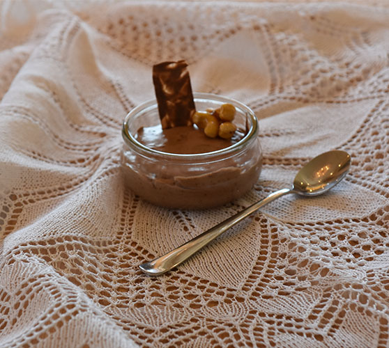 Sjokolademousse Ingredienser: 3 plater Gelatin 150 g Kokesjokolade 4 ss Kaffe (sterk) 3 ss Sukker 2 Egg (delte) 3 dl Kremfløte