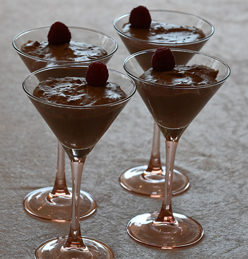 Sjokolademousse Ingredienser: 3 plater Gelatin 150 g Kokesjokolade 4 ss Kaffe (sterk) 3 ss Sukker 2 Egg (delte) 3 dl Kremfløte