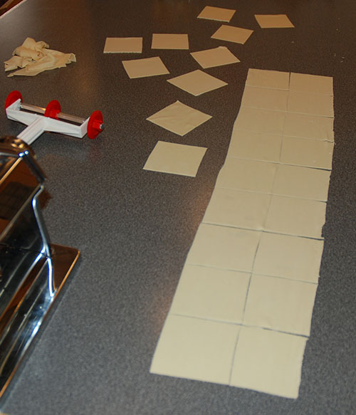 Åpen ravioli med spinat og ricotta Ingredienser 2 ss Smør 1 Løk (liten, finhakket) 100 g Spinat (fersk) 250 g Ricotta Salt, pepper ½ porsjon Pasta 100 g Spinat (tint) 2 dl Grønnsakkraft 2 ss Fløte