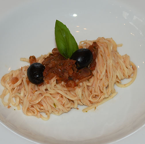 Spagetti alla Puttanesca 4 ss Olivensolje 1 Løk (rød) 2 fedd Hvitløk 1 Chili (rød) 6 Ansjosfileter 1 bx Tomater (hermetiske) 1 ss Kapers 100 g Oliven (svarte) 400-500 g Spagetti