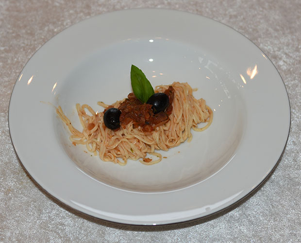 Spagetti alla Puttanesca 4 ss Olivensolje 1 Løk (rød) 2 fedd Hvitløk 1 Chili (rød) 6 Ansjosfileter 1 bx Tomater (hermetiske) 1 ss Kapers 100 g Oliven (svarte) 400-500 g Spagetti