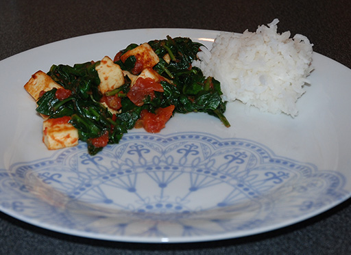 3 ss Olje 200 g Paneer (i terninger) 3 Tomater (i biter) 1 ts Kummin 1 ½ ts Kajennepepper 1 ts Salt 400 g Spinat Ris