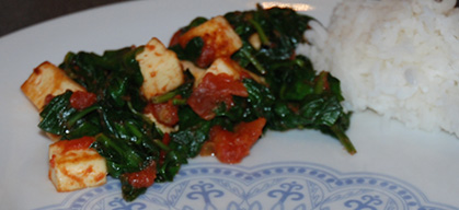 3 ss Olje 200 g Paneer (i terninger) 3 Tomater (i biter) 1 ts Kummin 1 ½ ts Kajennepepper 1 ts Salt 400 g Spinat Ris