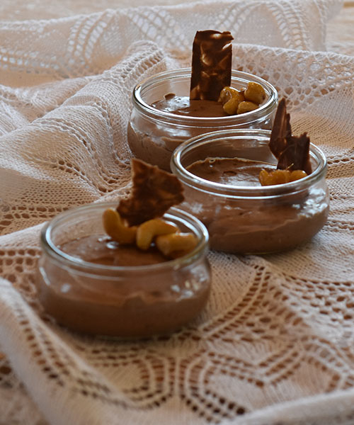 Sjokolademousse Ingredienser: 3 plater Gelatin 150 g Kokesjokolade 4 ss Kaffe (sterk) 3 ss Sukker 2 Egg (delte) 3 dl Kremfløte