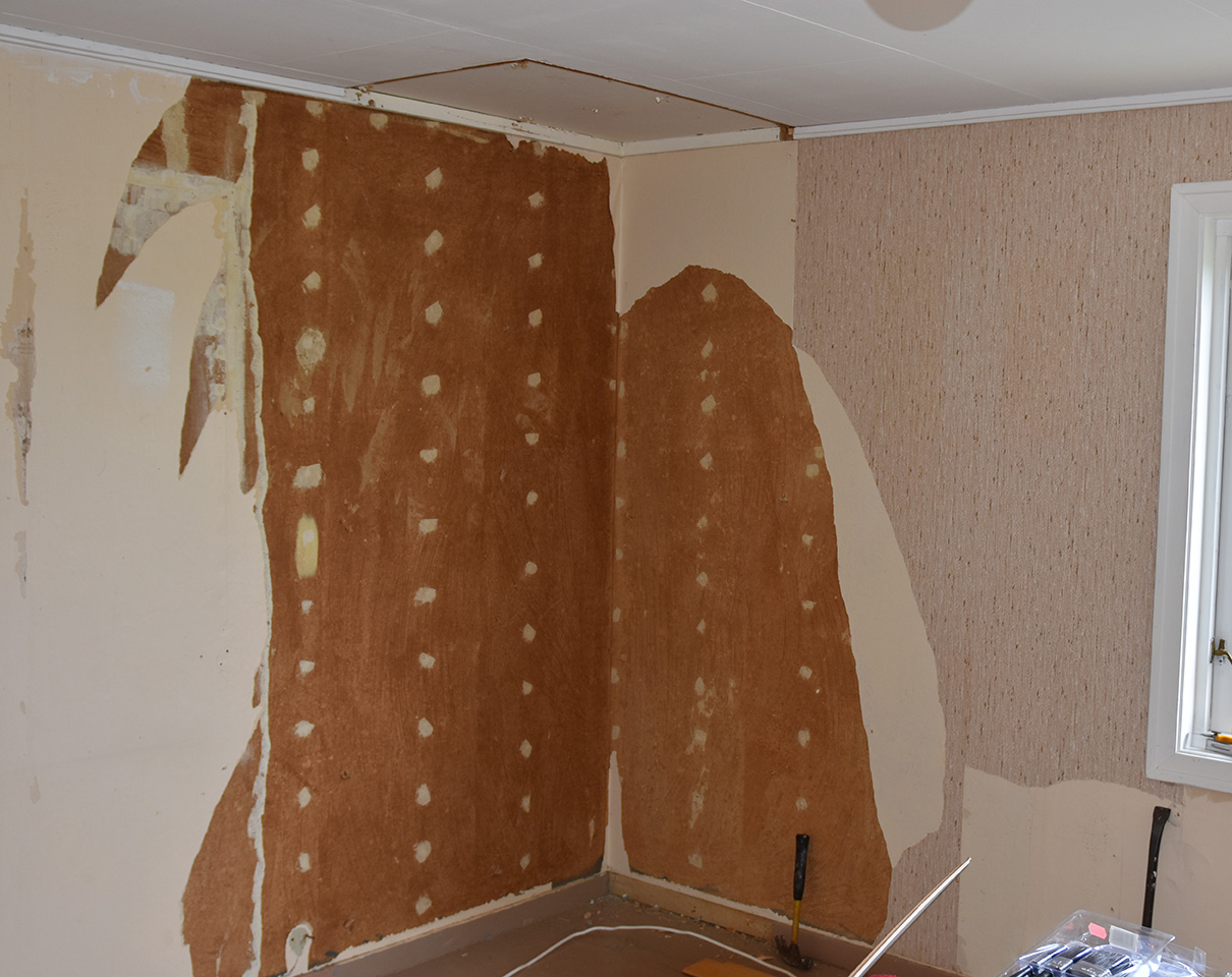 Vi avsluttet 17-mai helga, med å renske soverommet vårt for alt; rev ned skap, gammel tapet og ikke minst kastet ut veggtilveggteppet. Rommet har stått uforandret siden begynnelsen på 70-tallet, så det var på tide å gjøre noe. Siden huset er bygd av min svigerfar på 50-tallet, er tanken å forsøke å beholde litt av den tidsepoken da det ble bygd, samtidig som vi også gjør rommet mer sommerhusaktig. Hvordan det går får vi se. 