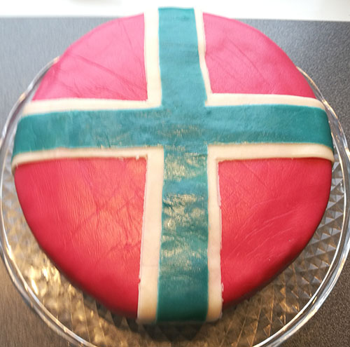 Favorittkake  - Bløtkake Ingredienser 2 Egg 180 g Sukker 125 g Hvetemel 1 ½ ts Bakepulver 2 ts Vaniljesukker 1 dl Kokende vann