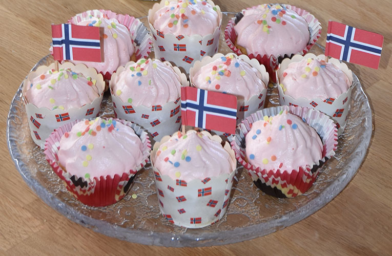 17-mai muffins med jorsbærmousse topping Ingredienser: 1½ dl Sukker 100 g Smør /margarin (smeltet) 2 Egg 2½ dl Hvetemel 1 ts Bakepulver 1 ts Vaniljesukker 1 dl Melk