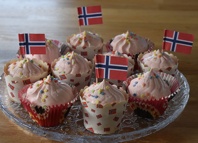 17-mai muffins med jorsbærmousse topping Ingredienser: 1½ dl Sukker 100 g Smør /margarin (smeltet) 2 Egg 2½ dl Hvetemel 1 ts Bakepulver 1 ts Vaniljesukker 1 dl Melk