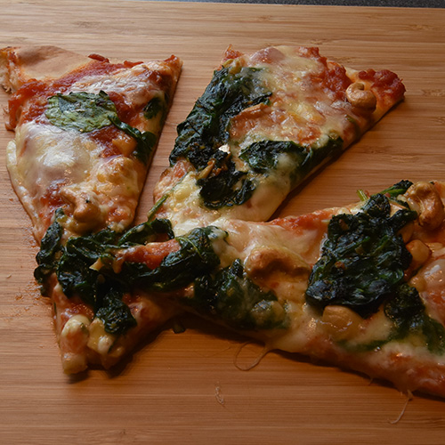 Spinatpizza Ingredienser - Fyll 1 bx Tomater (hermetiske) 4 fedd Hvitløk (finhakket) 5 ss Olivenolje Basilikum (blader) Cashewnøtter 2 pk Spinat (fersk) 2 Mozzarella (skivet) 6 ss Parmesan (revet) 1 ss Olivenolje (valgfritt)