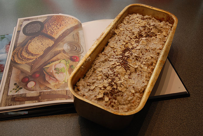 Baker Bruns kornbrød klar til å settes i ovnen  Ingredienser  85 g	Helkorn av hvete ½ pk	Gjær 5 dl	Melk (eller vann) 1 ss	Rapsolje   ½ ts	Salt  70 g	Linfrø 60 g	Solsikkekjerner 70 g	Sesamfrø 60 g	Havregryn 110 g	Sammalt hvete (fin) 50 g	Havrekli 70 g	Sammalt rug (fin) 180 g	Hvetemel