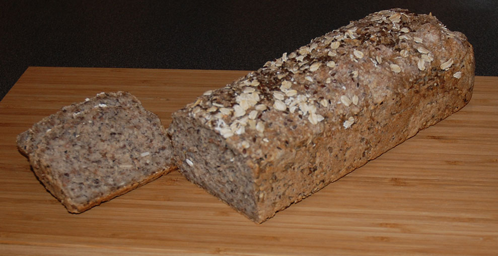 IKornbrød etter oppskrift fra Baker Brun Ingredienser 85 g Helkorn av hvete ½ pk Gjær 5 dl Melk (eller vann) 1 ss Rapsolje ½ ts Salt 70 g Linfrø 60 g Solsikkekjerner 70 g Sesamfrø 60 g Havregryn 110 g Sammalt hvete (fin) 50 g Havrekli 70 g Sammalt rug (fin) 180 g Hvetemel