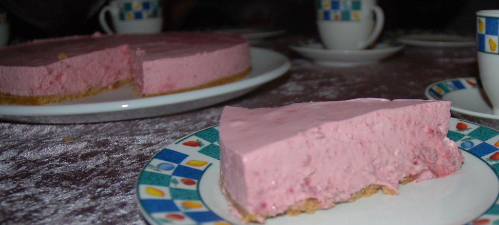 Bringebærostekake uten pynt Ingredienser: Bunn: 225 g Kjeks (Digestive e.l.) 115 g Smør (smeltet) Ostekrem: 1 pk Bringebærgele (bruk halvparten av vannet som er oppgitt) Litt frosne bringebær, blåbær eller bjørnebær 1 bx Kremfløte 1bx Rømme 1bx Philadelphiaost el. 1 ts Vaniljesukker